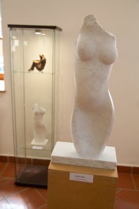 Torso s jeho studiemi v pozadí